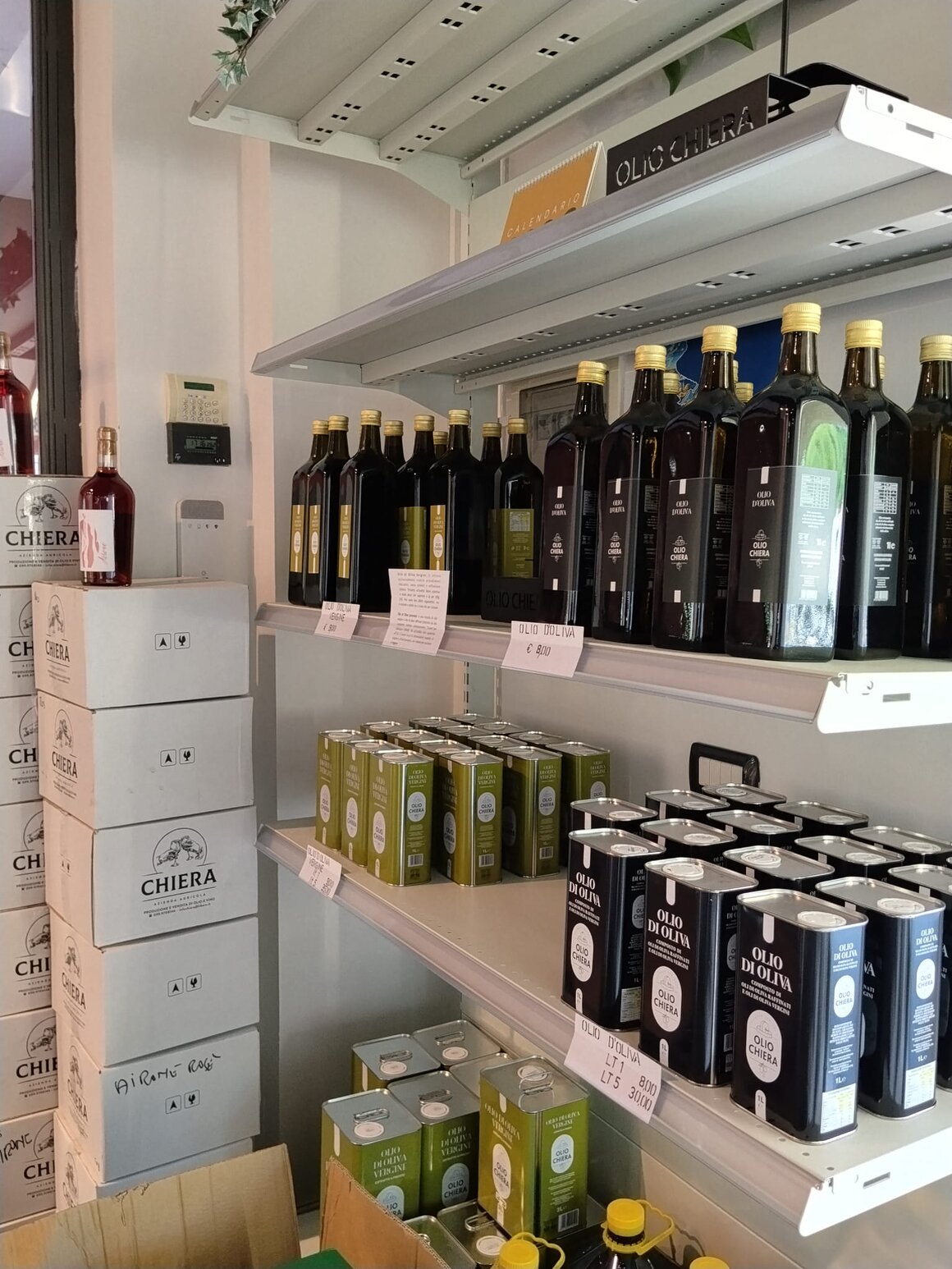 Tavolo di ristorante con bottiglia di vino e olio