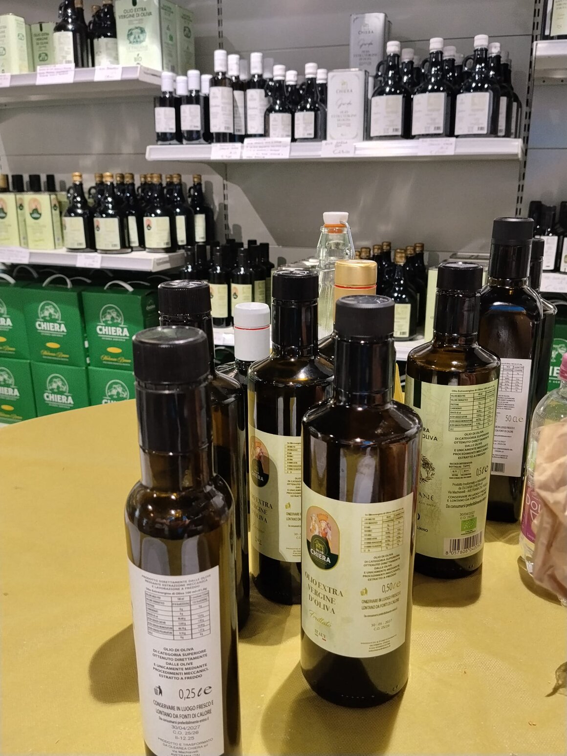Bottiglia di Merlot del Salento con calice in primo piano