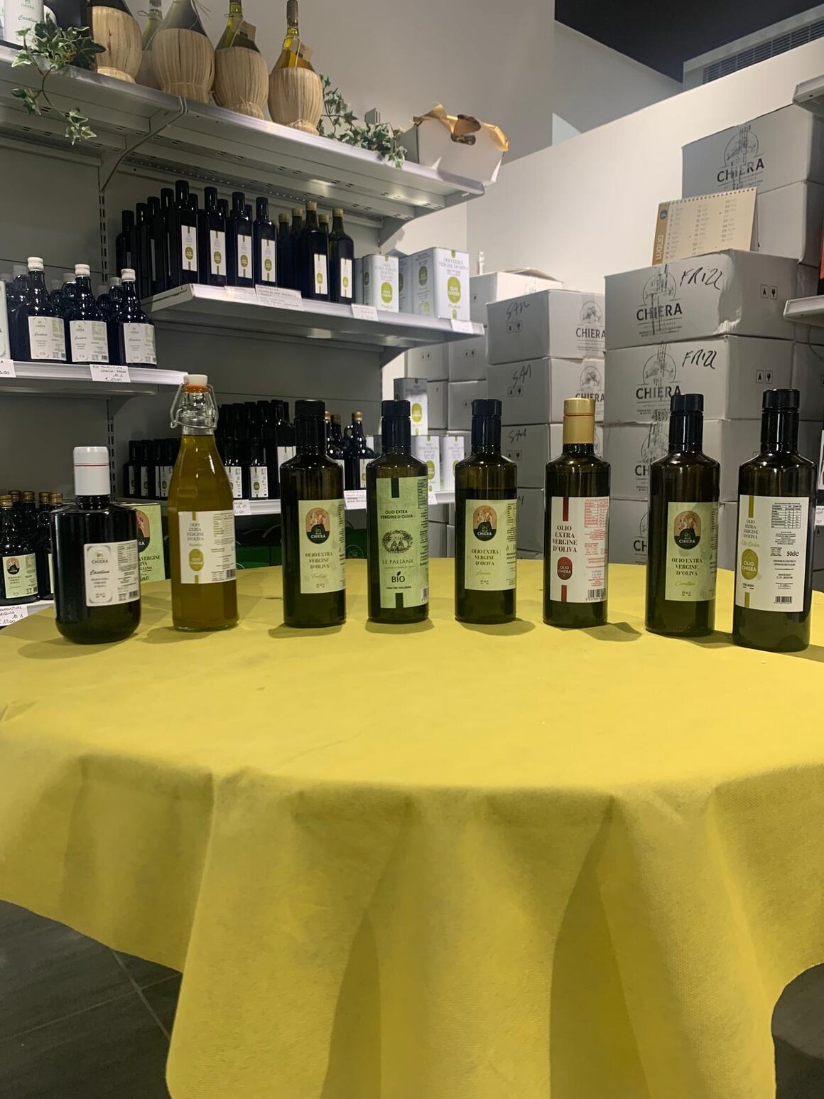 Degustazione di olio e vino con calici e pane