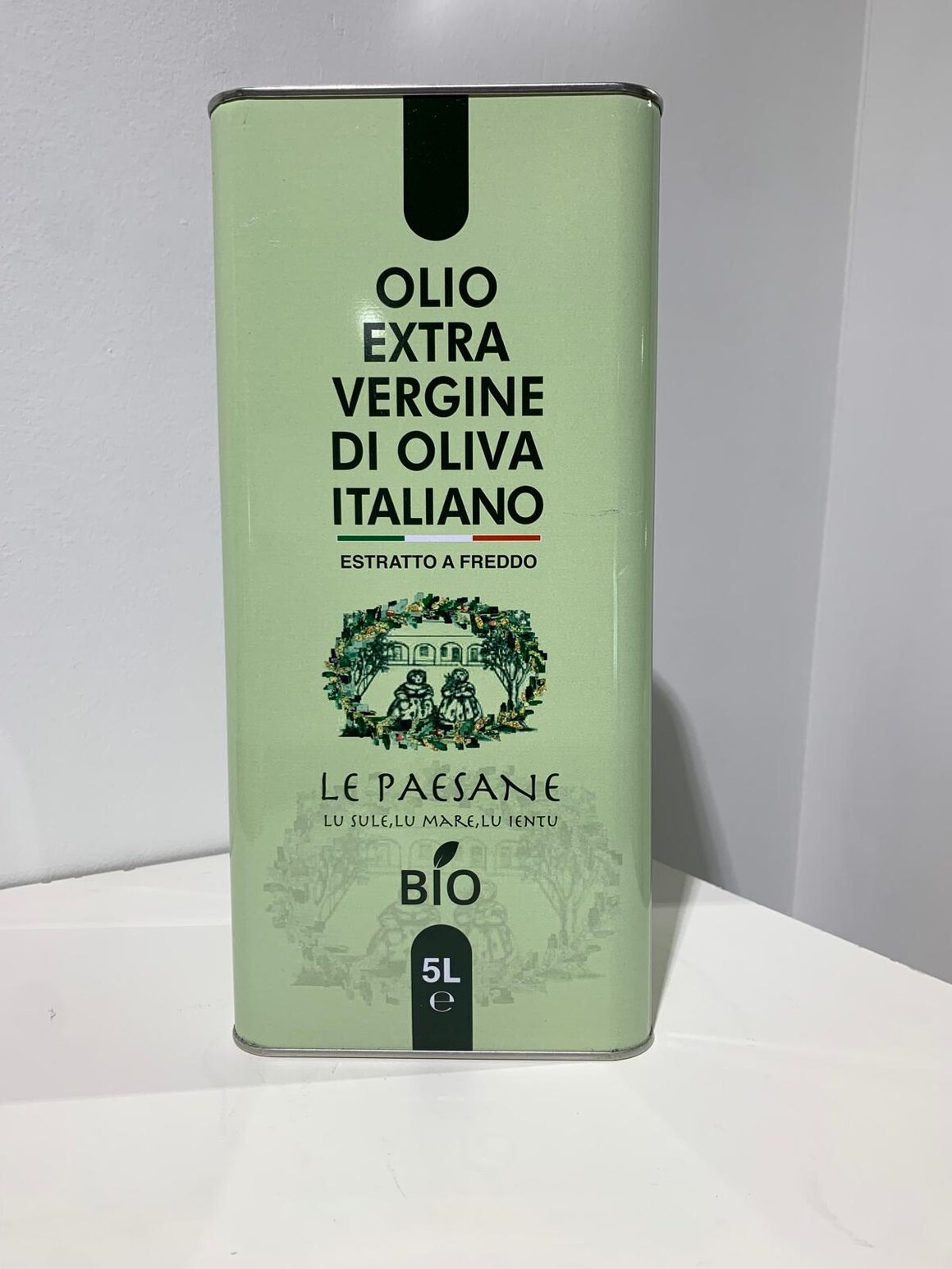 Bottiglia di olio extravergine biologico con rami di ulivo