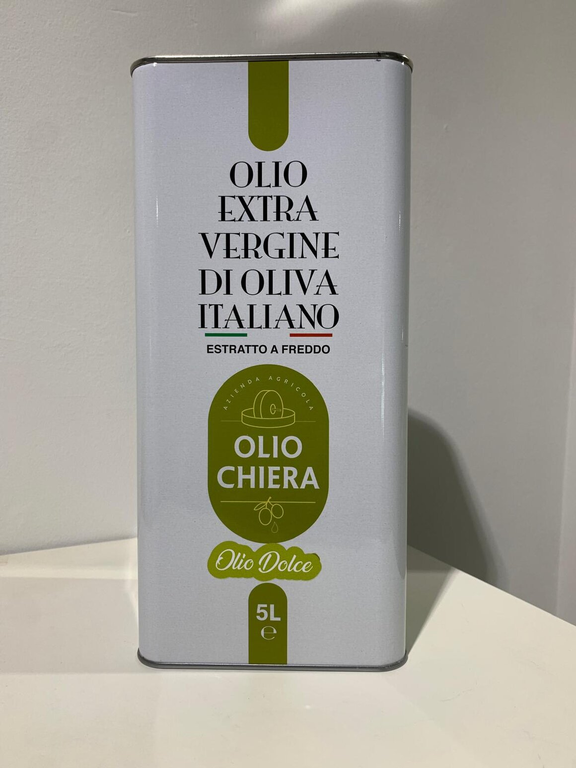 Bottiglia di olio extravergine dal gusto dolce su tavolo chiaro