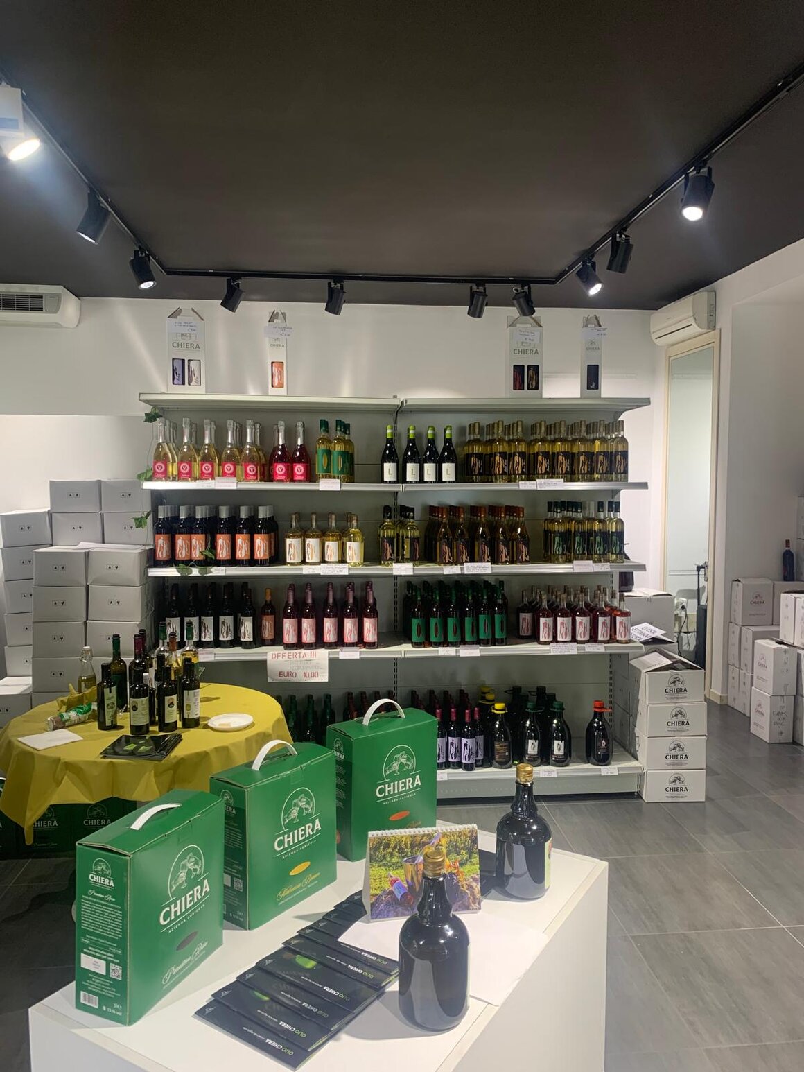 Calice e bottiglia di vino Primitivo del Salento