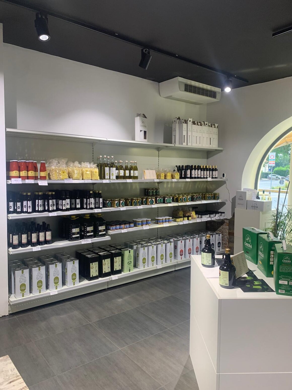 Bottiglie di olio con etichette prezzi in negozio
