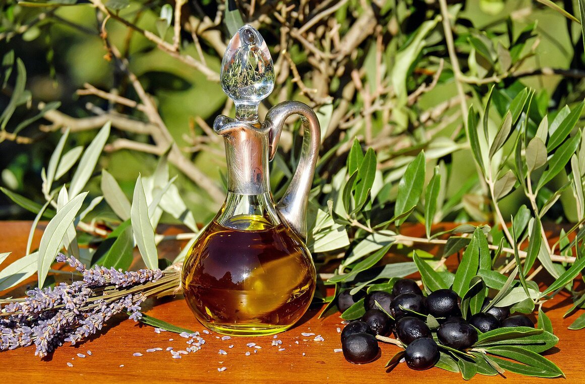 Bottiglia di olio extravergine di oliva Garda DOP Olio Chiera